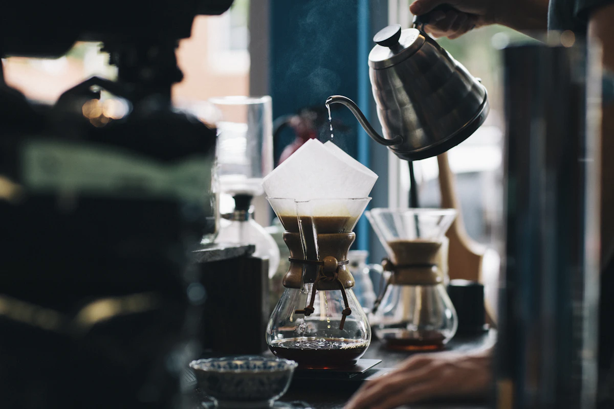Koffiehus met houten bar en espressomachine in warm licht