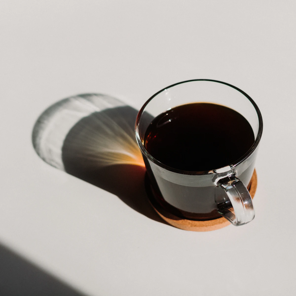 Barista die melk opschuimt onder een stoompijp